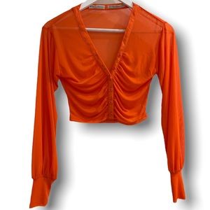 Mesh Top 
Open collar
Front with buttons 
Cropped length 
Normal landing